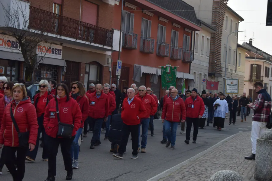 I volontari dell’associazione in corteo