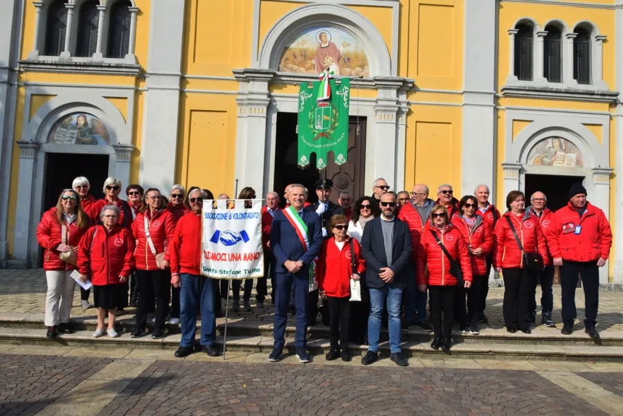 Foto di gruppo dei volontari davanti alla chiesa di Santo Stefano Ticino