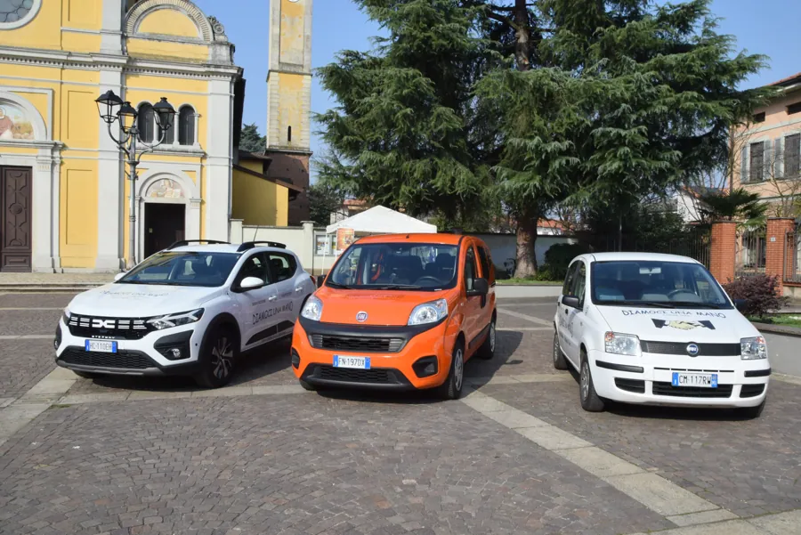 Gli automezzi dell’associazione