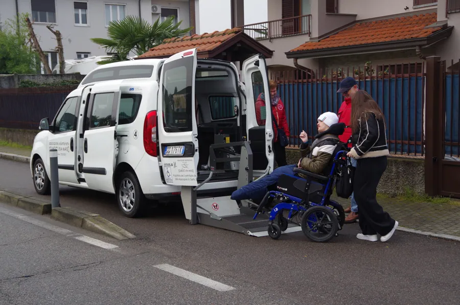 Salita a bordo con la pedana elevatrice